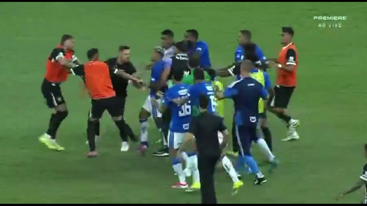 23 de eliminări, scene de o SĂLBĂTICIE rară » Pumni și picioare între jucători, portarul dat cu capul de bară!