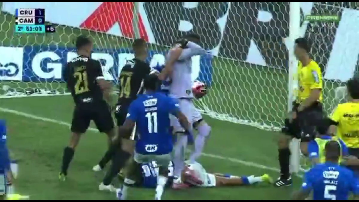 23 de eliminări, scene de o SĂLBĂTICIE rară » Pumni și picioare între jucători, portarul dat cu capul de bară!