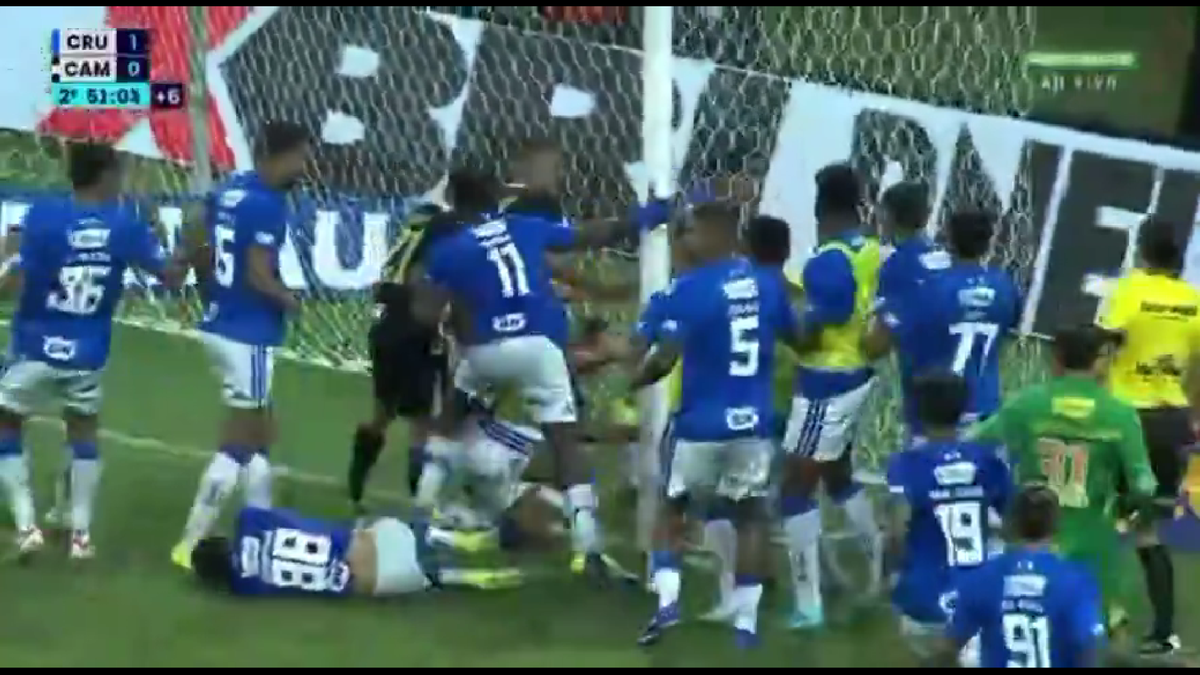 23 de eliminări, scene de o SĂLBĂTICIE rară » Pumni și picioare între jucători, portarul dat cu capul de bară!