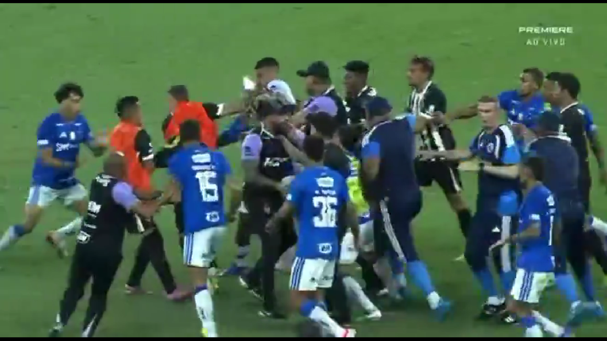 23 de eliminări, scene de o SĂLBĂTICIE rară » Pumni și picioare între jucători, portarul dat cu capul de bară!