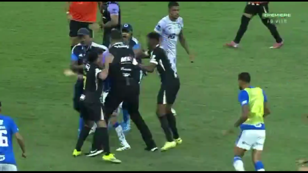 23 de eliminări, scene de o SĂLBĂTICIE rară » Pumni și picioare între jucători, portarul dat cu capul de bară!