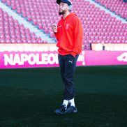 Dinamoviștii, la inspecția gazonului // FOTO: Facebook @Dinamo Bucuresti