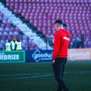 Dinamoviștii, la inspecția gazonului // FOTO: Facebook @Dinamo Bucuresti