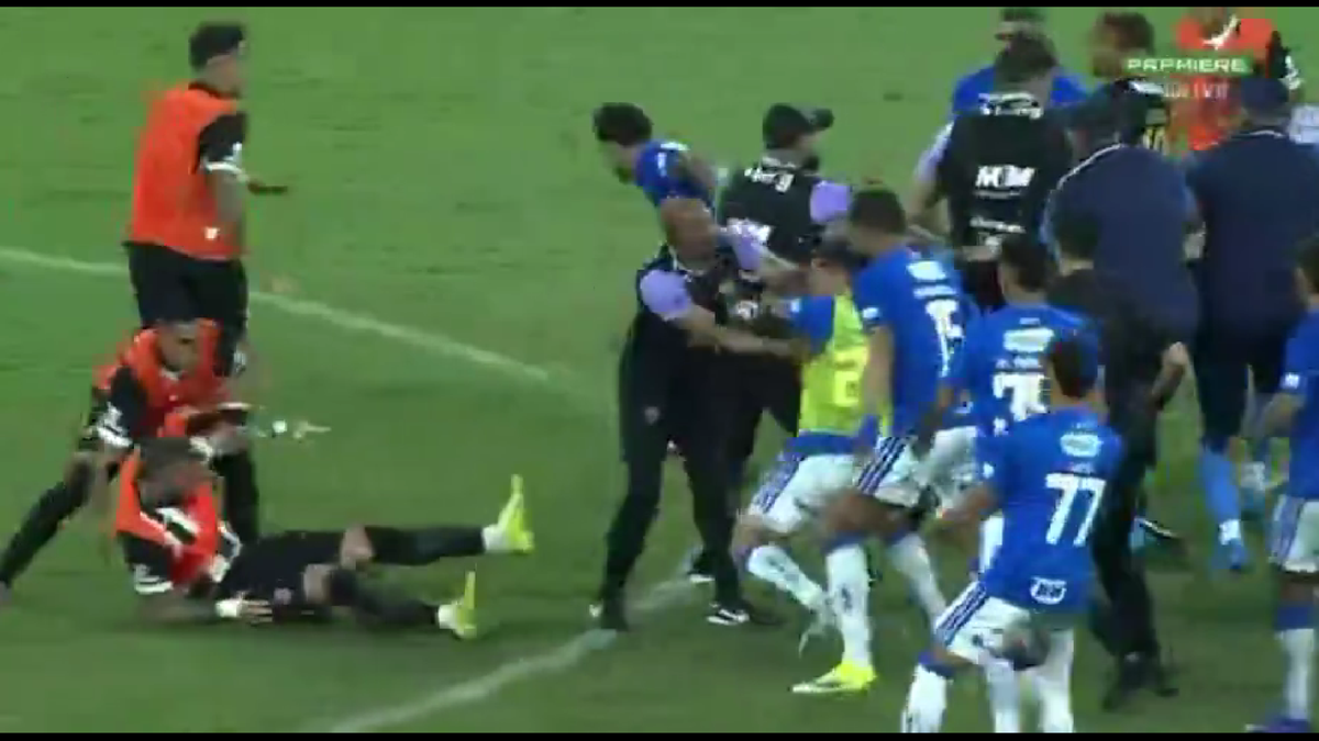 23 de eliminări, scene de o SĂLBĂTICIE rară » Pumni și picioare între jucători, portarul dat cu capul de bară!