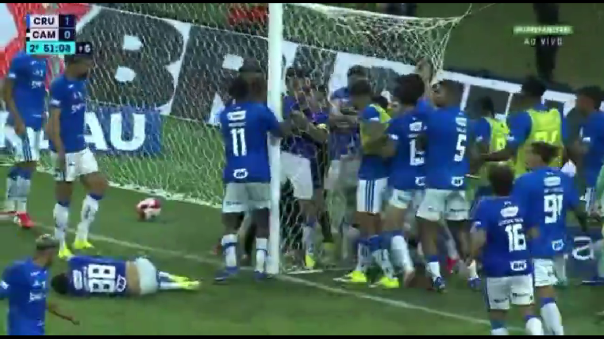 23 de eliminări, scene de o SĂLBĂTICIE rară » Pumni și picioare între jucători, portarul dat cu capul de bară!