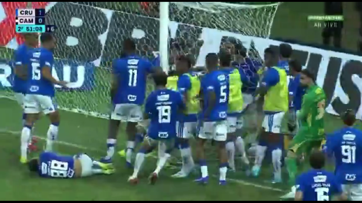 23 de eliminări, scene de o SĂLBĂTICIE rară » Pumni și picioare între jucători, portarul dat cu capul de bară!