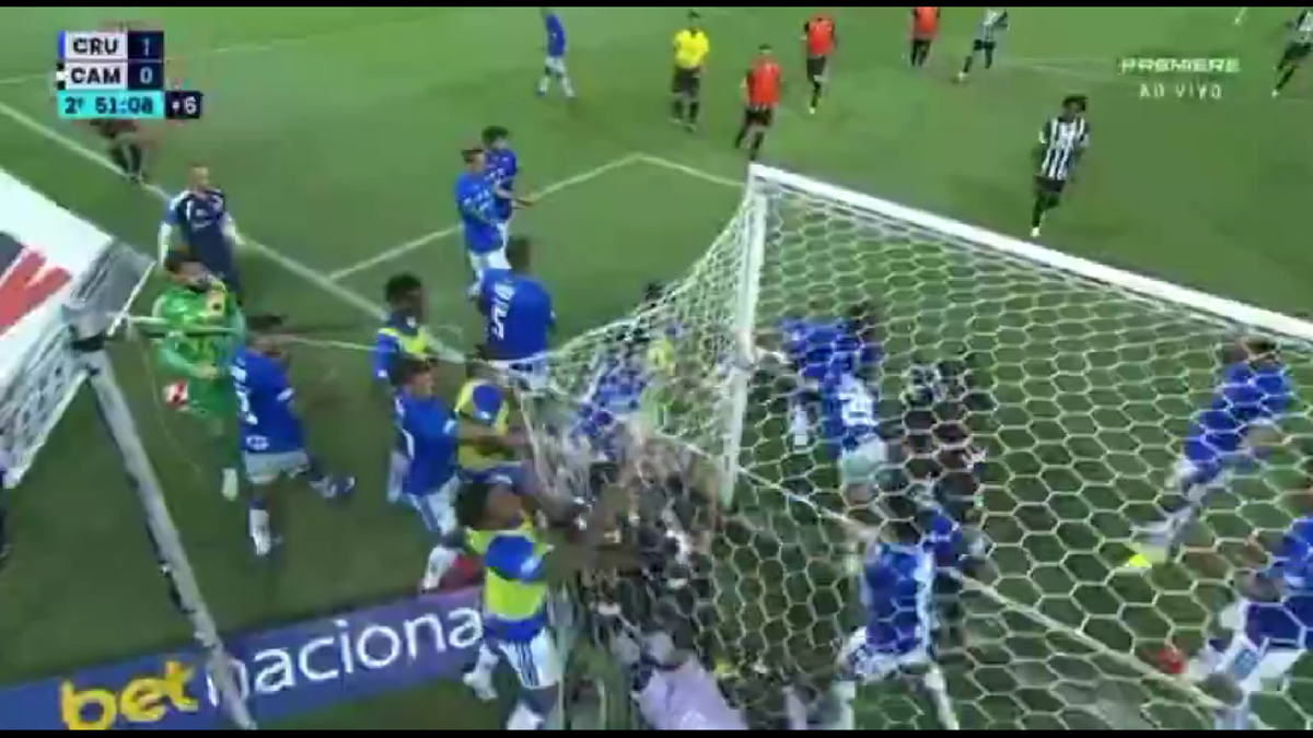 23 de eliminări, scene de o SĂLBĂTICIE rară » Pumni și picioare între jucători, portarul dat cu capul de bară!