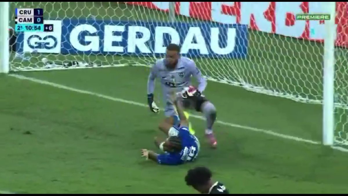 23 de eliminări, scene de o SĂLBĂTICIE rară » Pumni și picioare între jucători, portarul dat cu capul de bară!