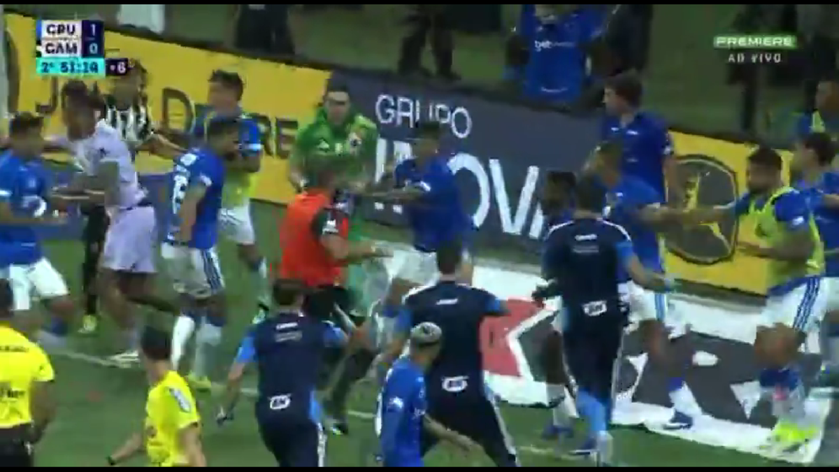 23 de eliminări, scene de o SĂLBĂTICIE rară » Pumni și picioare între jucători, portarul dat cu capul de bară!