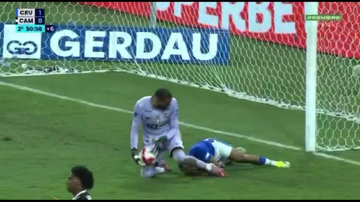 23 de eliminări, scene de o SĂLBĂTICIE rară » Pumni și picioare între jucători, portarul dat cu capul de bară!