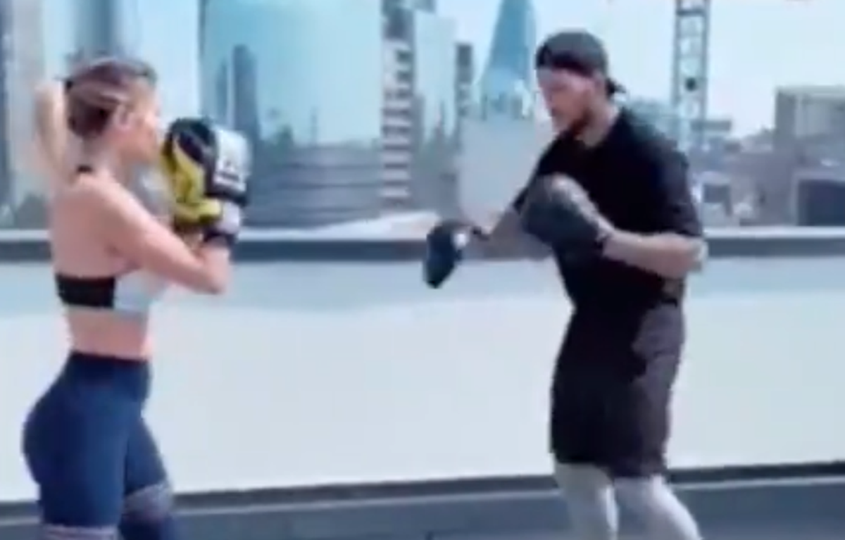 Diletta Leotta, sport și în autoizolare » „Meci de box” pe terasă cu iubitul ei :)