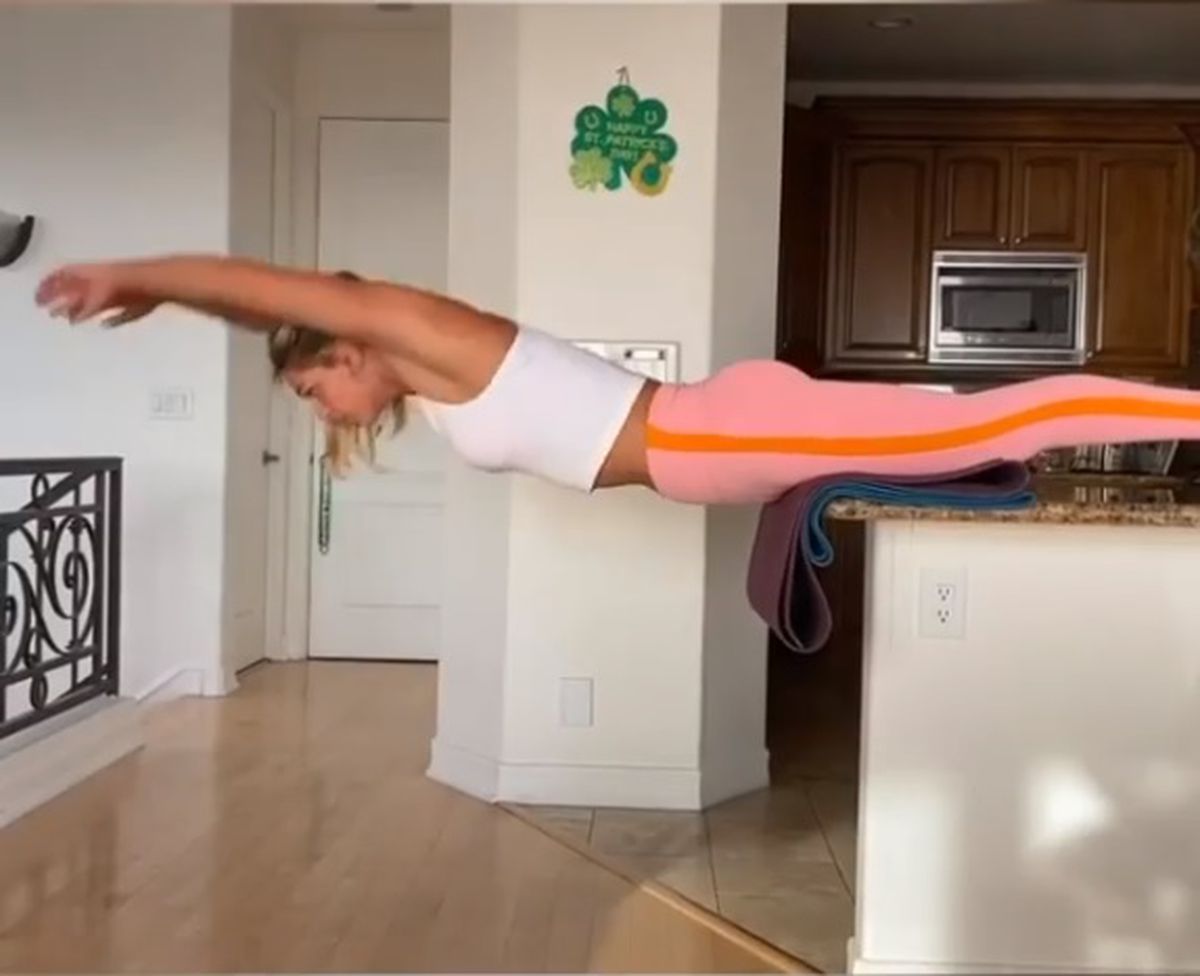 Exerciții de înot pe masa din bucătărie!