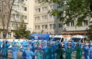 VIDEO. În plină pandemie de COVID-19, personalul medical al unui spital din Craiova a dansat hora bucuriei după ce a salvat un pacient internat de 32 de zile