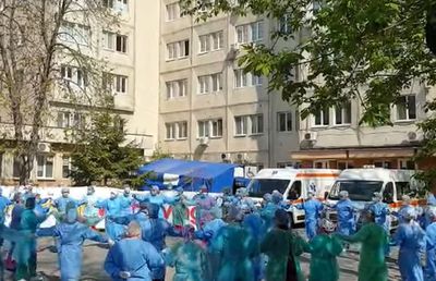 VIDEO. În plină pandemie de COVID-19, personalul medical al unui spital din Craiova a dansat hora bucuriei după ce a salvat un pacient internat de 32 de zile