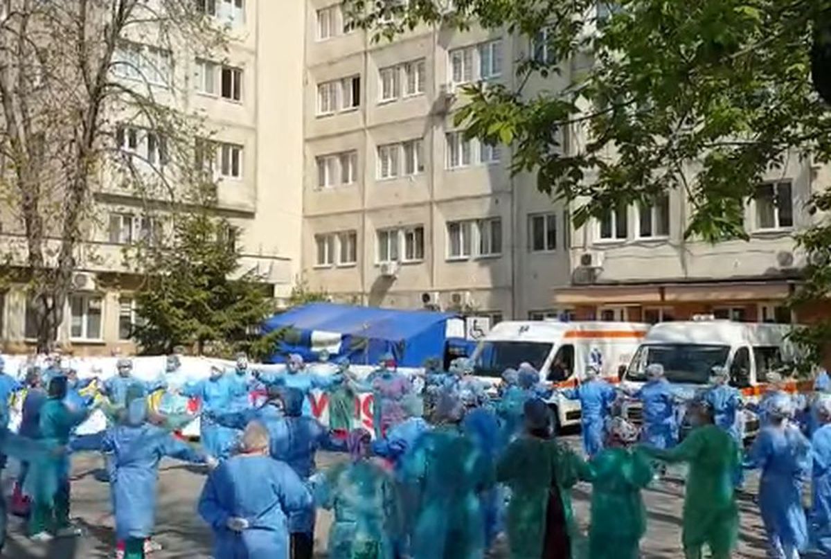 VIDEO. În plină pandemie de COVID-19, personalul medical al unui spital din Craiova a dansat hora bucuriei după ce a salvat un pacient internat de 32 de zile