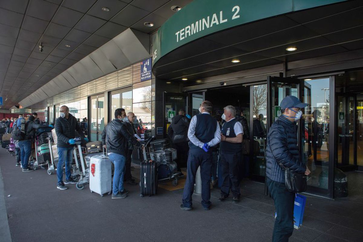 COVID-19. Dosar penal pe numele miilor de români înghesuiți pe aeroportul din Cluj