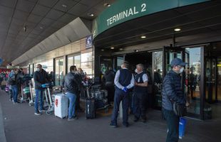 COVID-19. Dosar penal pe numele miilor de români înghesuiți pe aeroportul din Cluj