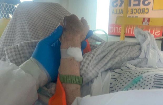 Imaginea impresionantă a sportivului-voluntar în lupta contra pandemiei de coronavirus: „Forța și tandrețea cu care îmi strânge mâna m-au făcut să reflectez mult”