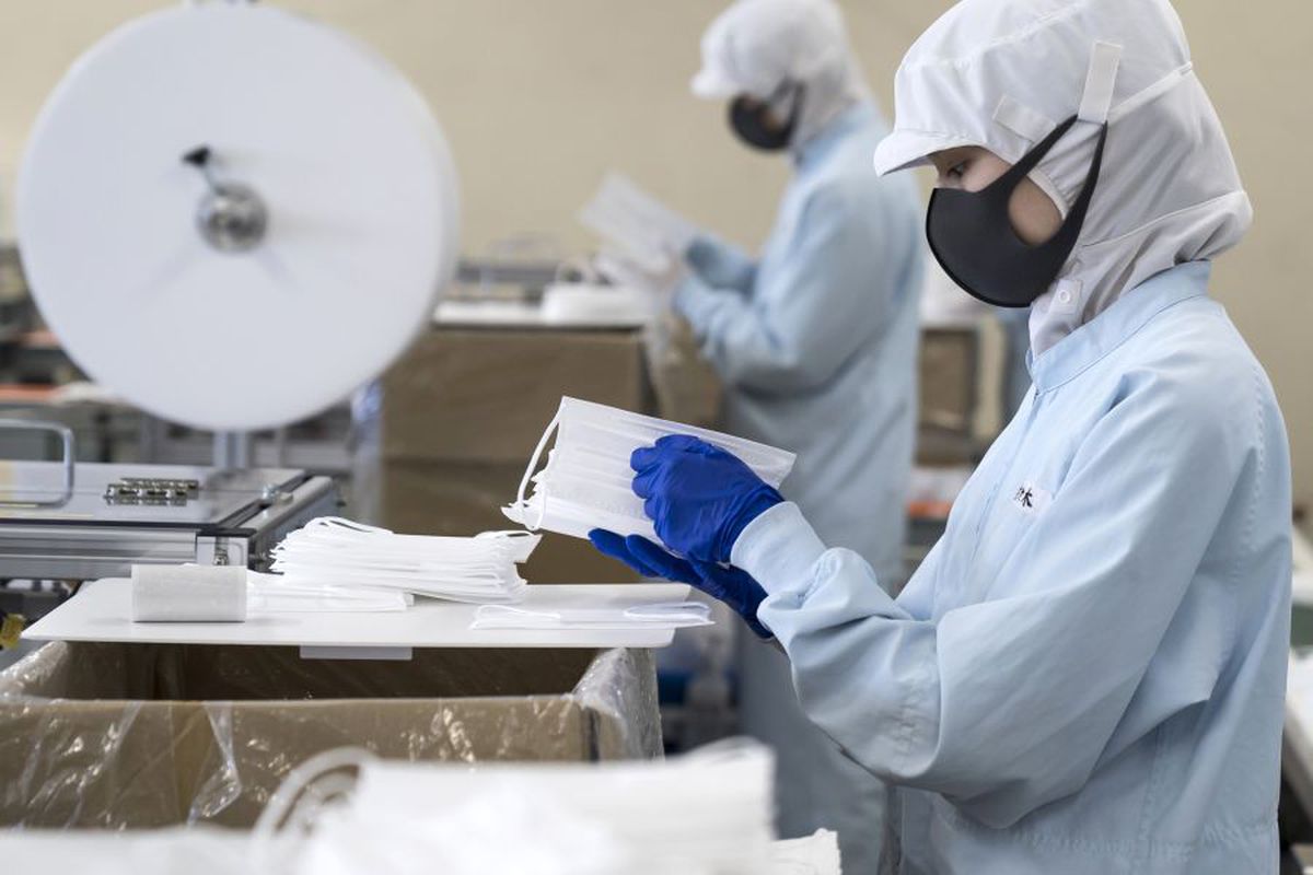 COVID-19. Cinci milioane de măști de protecție, vândute în România în doar 6 ore