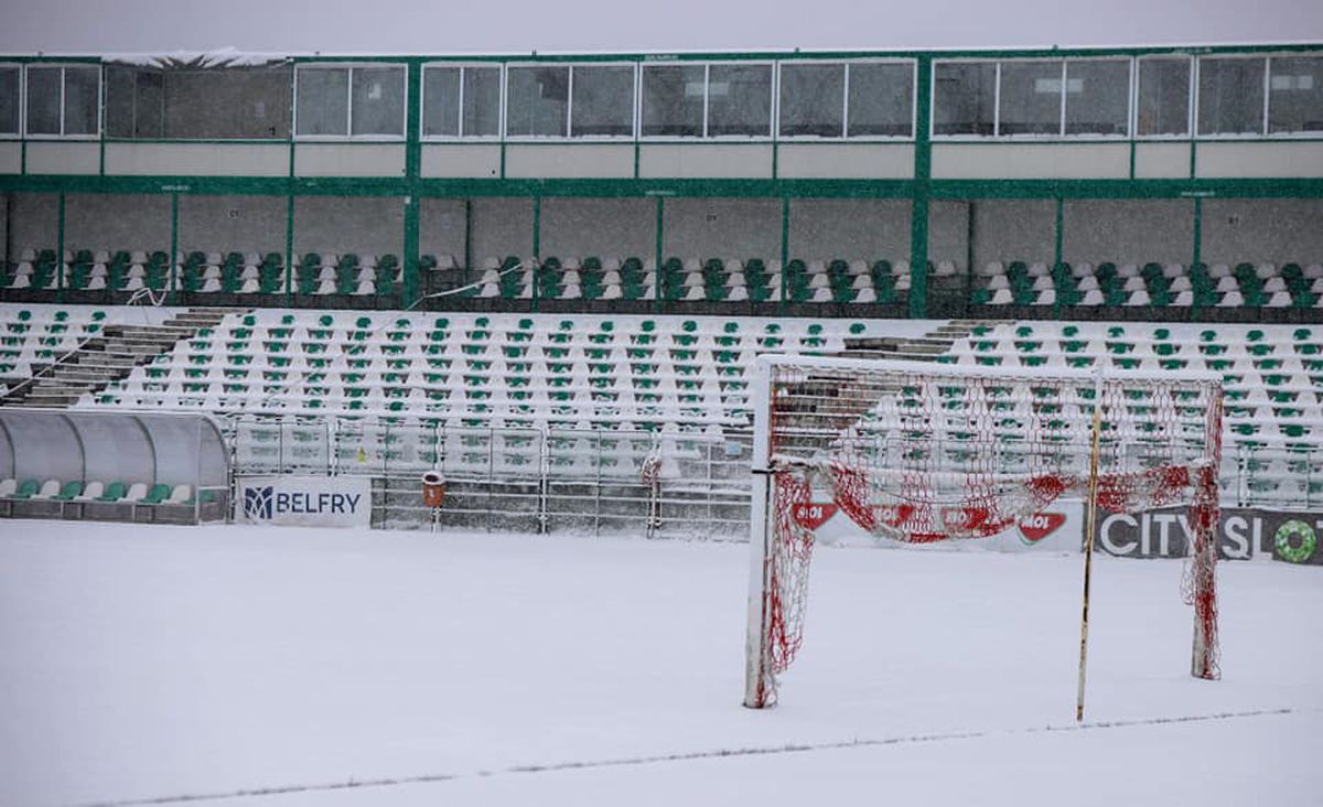Imagini incredibile înainte de Sepsi - FCSB » Cum arată gazonul care miercuri era acoperit de zăpadă