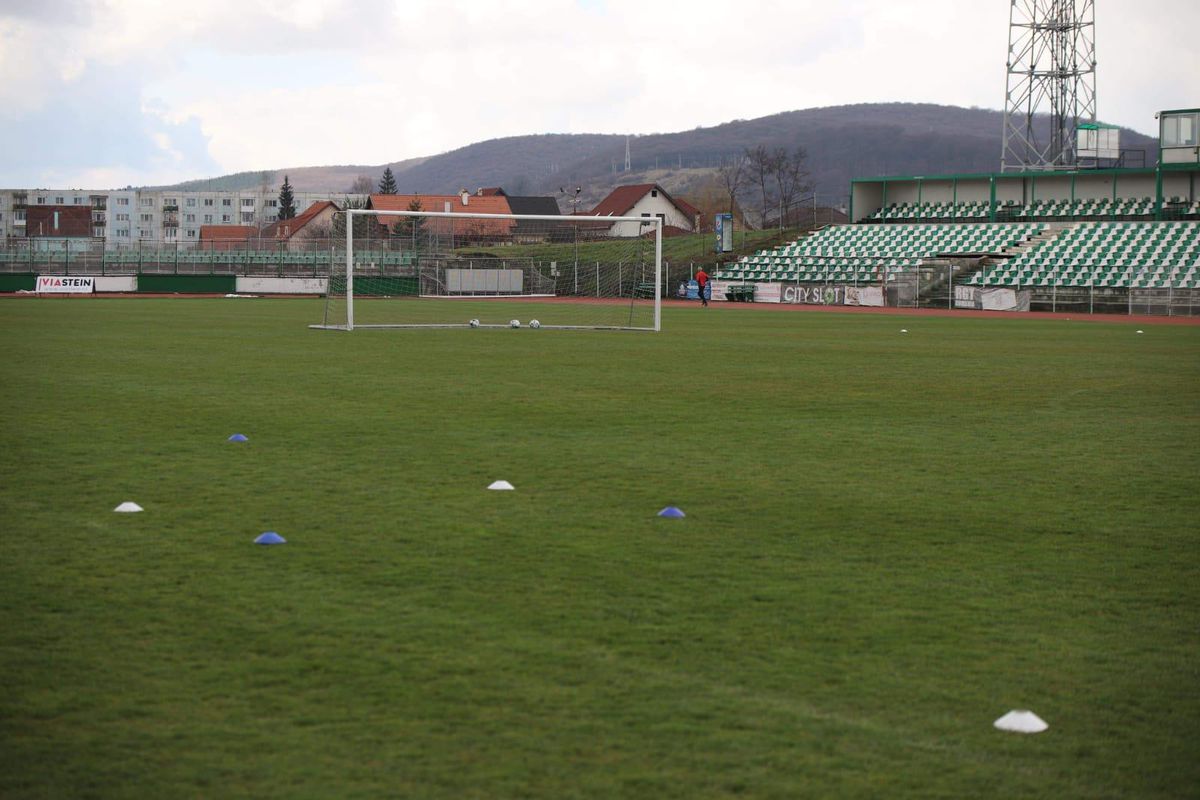 Imagini incredibile înainte de Sepsi - FCSB » Cum arată gazonul care miercuri era acoperit de zăpadă