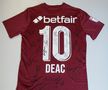 Autografele jucătorilor de la CFR Cluj pe tricoul lui Ciprian Deac