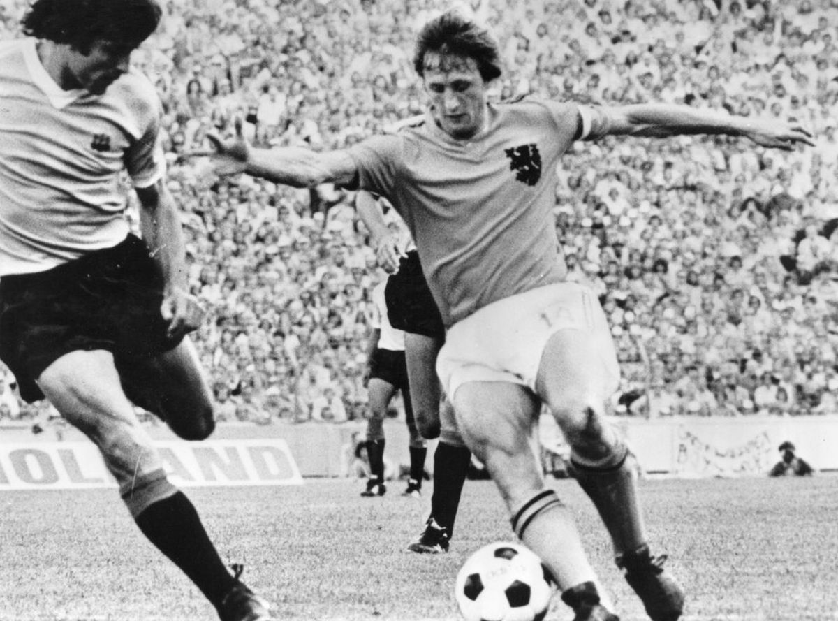 Totul despre Johan Cruyff, băiatul din „satul de beton" » Povești extraordinare + cum a revoluționat fotbalul + 10 citate faimoase