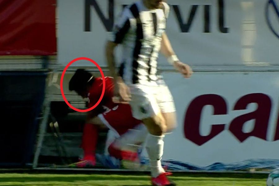 Momentul în care Adrian Petre s-a lovit de reclama aflată pe marginea terenului Captură TV Telekom Sport Momentul în care Adrian Petre s-a lovit de reclama aflată pe marginea terenului Captură TV Telekom Sport