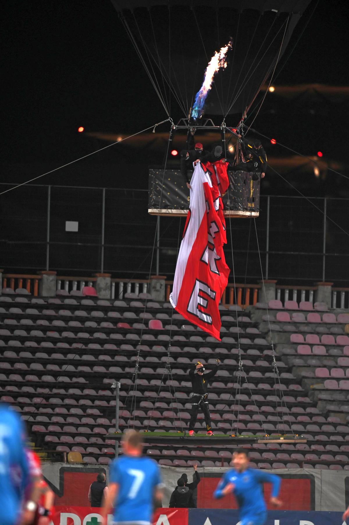 Suporterii lui Dinamo scriu istorie » Moment excepțional la meciul cu Clinceni: „Nu s-a mai văzut niciodată pe vreun stadion!”