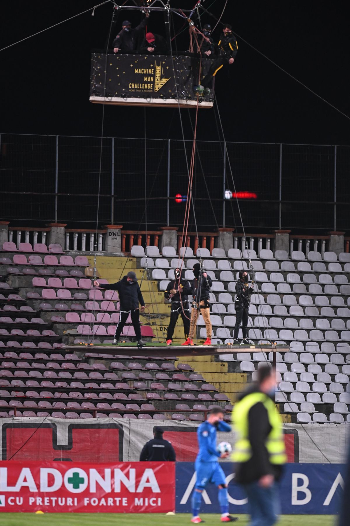 Suporterii lui Dinamo scriu istorie » Moment excepțional la meciul cu Clinceni: „Nu s-a mai văzut niciodată pe vreun stadion!”