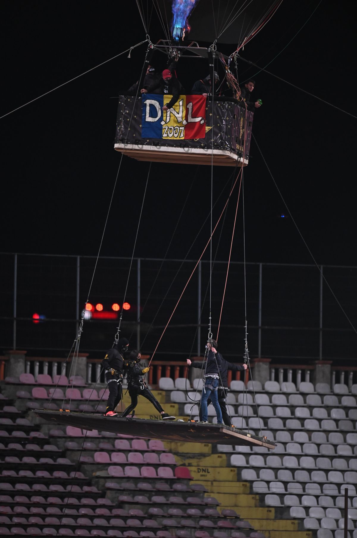 Suporterii lui Dinamo scriu istorie » Moment excepțional la meciul cu Clinceni: „Nu s-a mai văzut niciodată pe vreun stadion!”