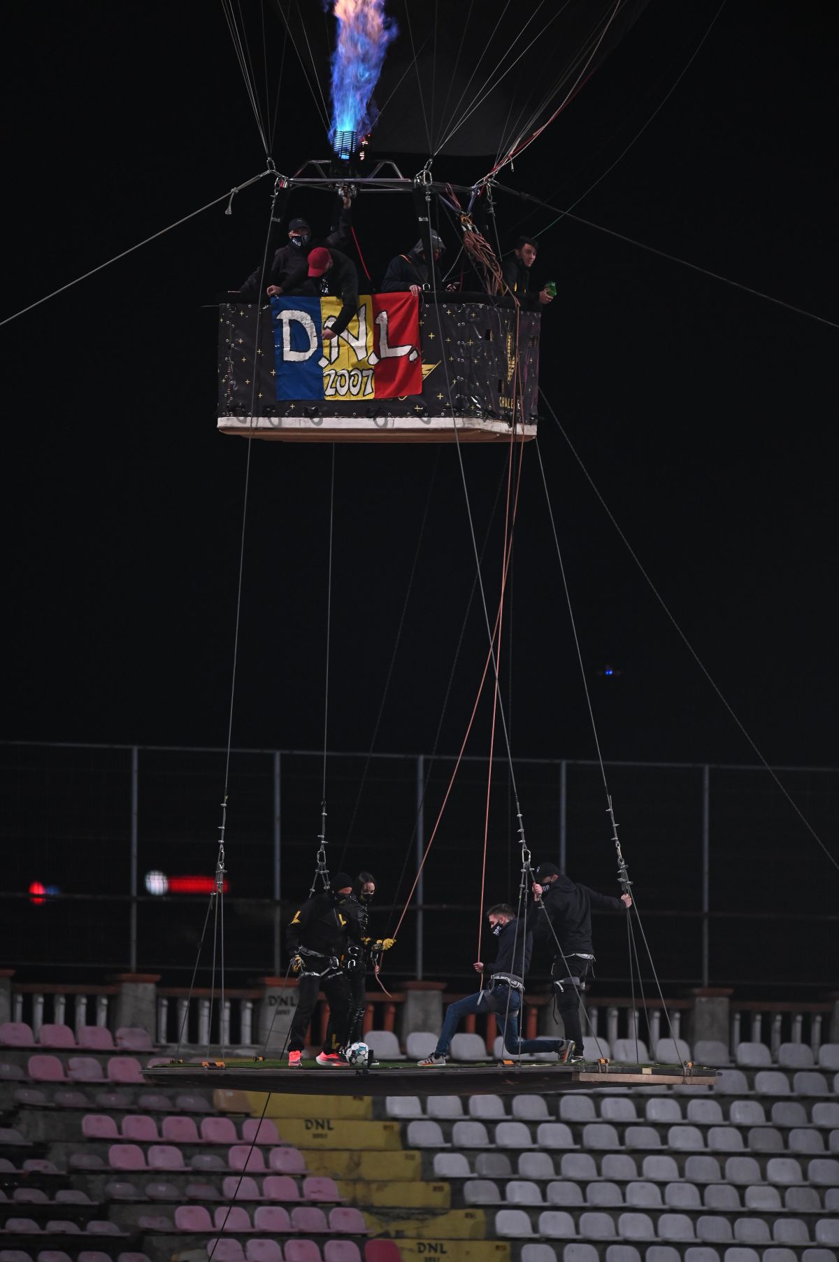 Suporterii lui Dinamo scriu istorie » Moment excepțional la meciul cu Clinceni: „Nu s-a mai văzut niciodată pe vreun stadion!”