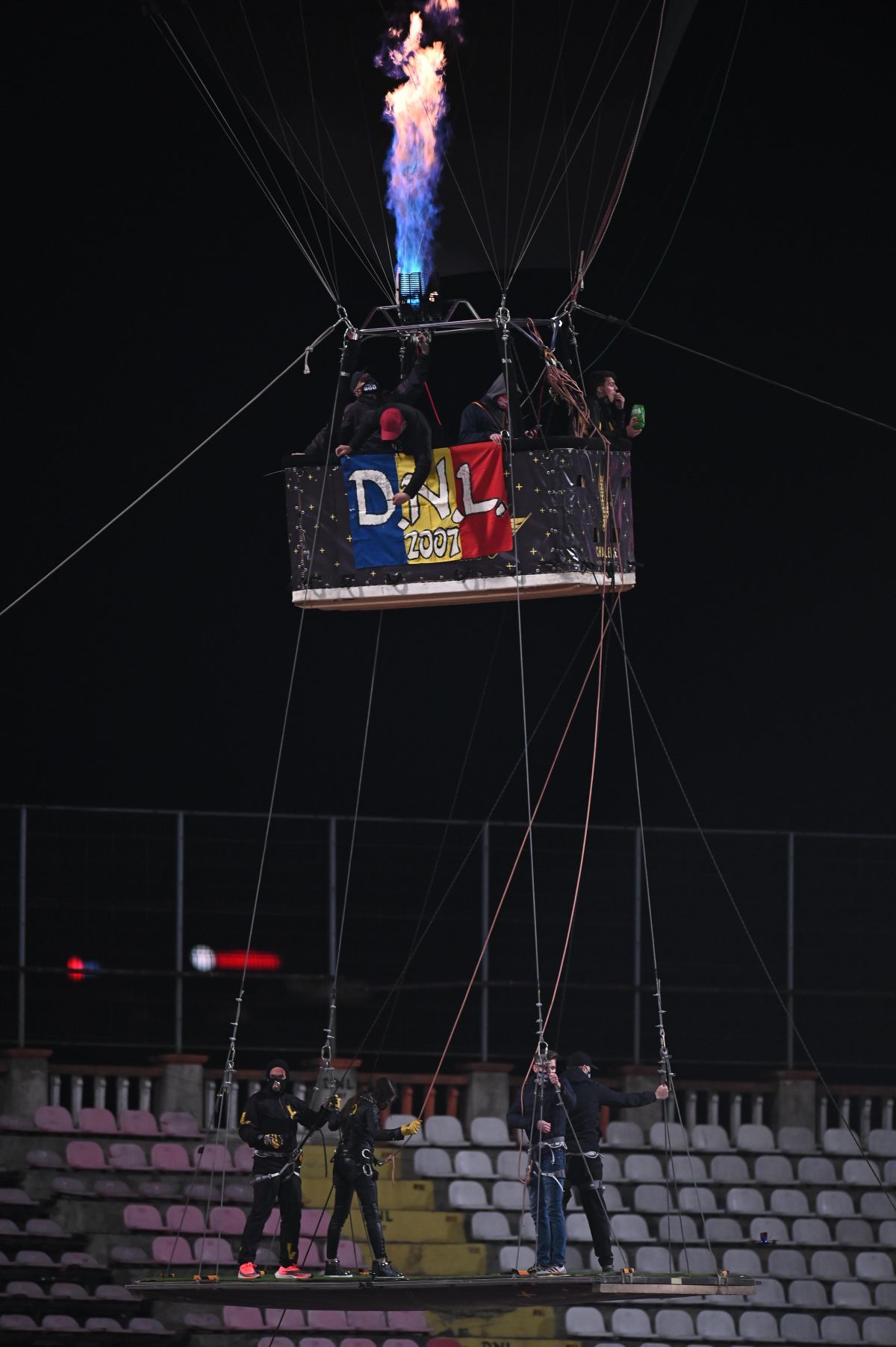 Suporterii lui Dinamo scriu istorie » Moment excepțional la meciul cu Clinceni: „Nu s-a mai văzut niciodată pe vreun stadion!”