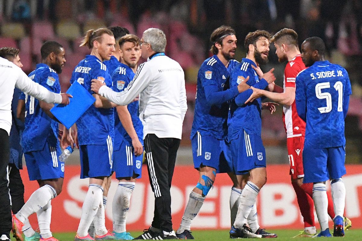 3 lucruri care nu s-au văzut la TV în Dinamo - FCU Craiova: de la ce a pornit altercația în toată regula de pe gazon + mesajele ironice ale galeriilor: „Încă un an în «A» - furat”