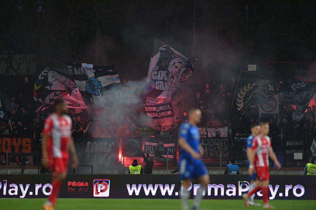 3 lucruri care nu s-au văzut la TV în Dinamo - FCU Craiova: de la ce a pornit altercația în toată regula de pe gazon + mesajele ironice ale galeriilor: „Încă un an în «A» - furat”