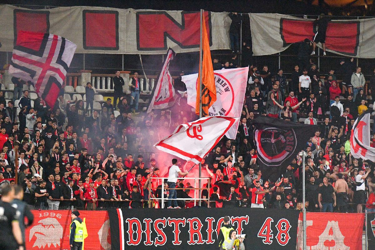 3 lucruri care nu s-au văzut la TV în Dinamo - FCU Craiova: de la ce a pornit altercația în toată regula de pe gazon + mesajele ironice ale galeriilor: „Încă un an în «A» - furat”