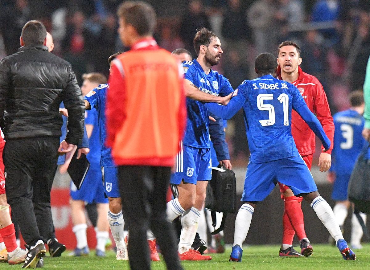 Speriați de retrogradare, fanii lui Dinamo propun o măsură disperată: ce le-au cerut șefilor pentru meciurile de baraj