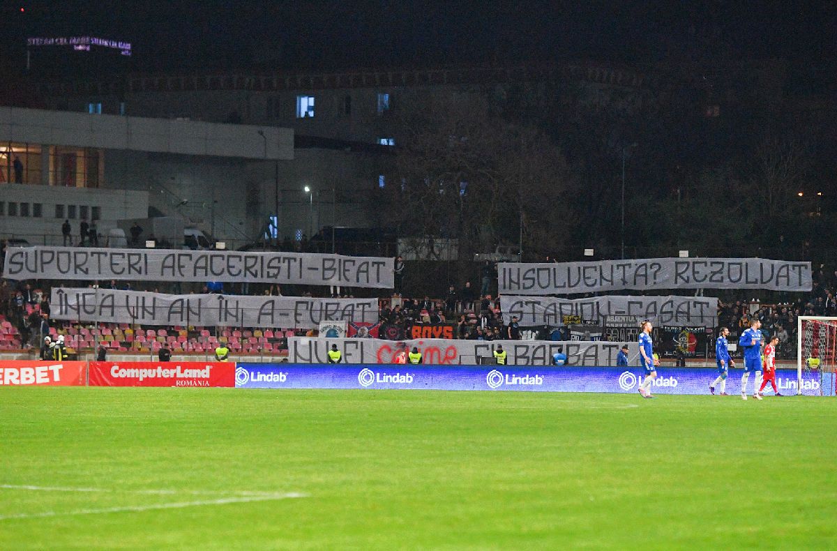 Momentele tensionate ale derby-ului Dinamo - FCU Craiova + mesajele galeriilor