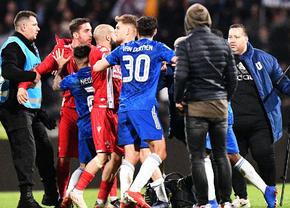 3 lucruri care nu s-au văzut la TV în Dinamo - FCU Craiova: de la ce a pornit altercația în toată regula de pe gazon + mesajele ironice ale galeriilor: „Încă un an în «A» - furat”