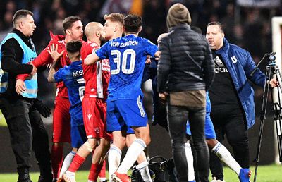 3 lucruri care nu s-au văzut la TV în Dinamo - FCU Craiova: de la ce a pornit altercația în toată regula de pe gazon + mesajele ironice ale galeriilor: „Încă un an în «A» - furat”