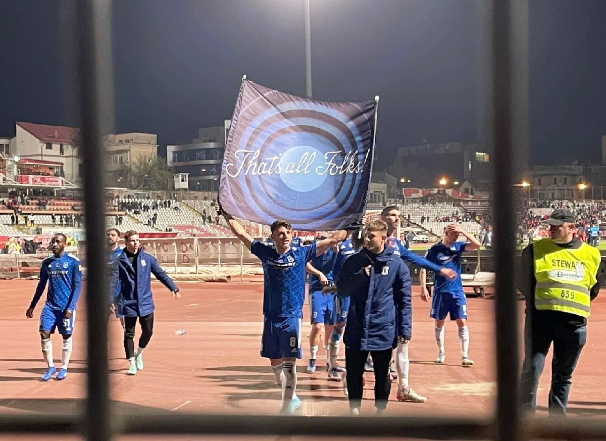 3 lucruri care nu s-au văzut la TV în Dinamo - FCU Craiova: de la ce a pornit altercația în toată regula de pe gazon + mesajele ironice ale galeriilor: „Încă un an în «A» - furat”