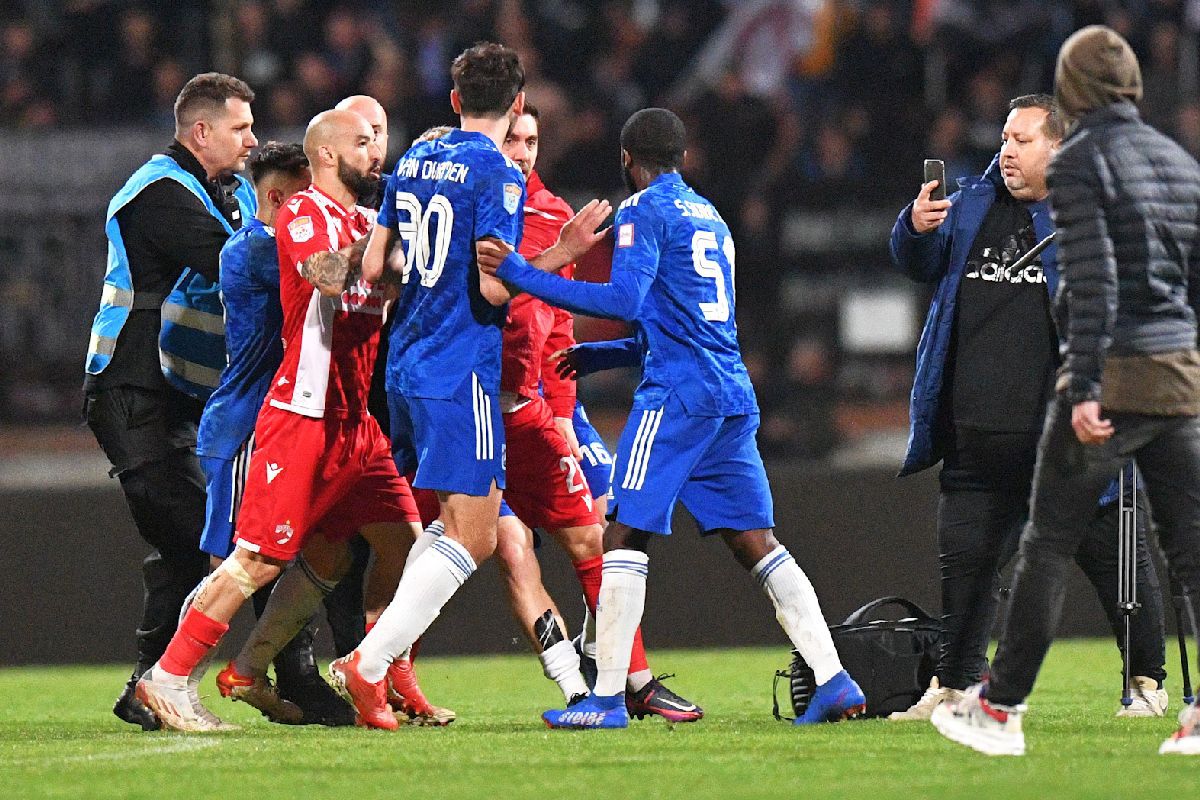 Speriați de retrogradare, fanii lui Dinamo propun o măsură disperată: ce le-au cerut șefilor pentru meciurile de baraj