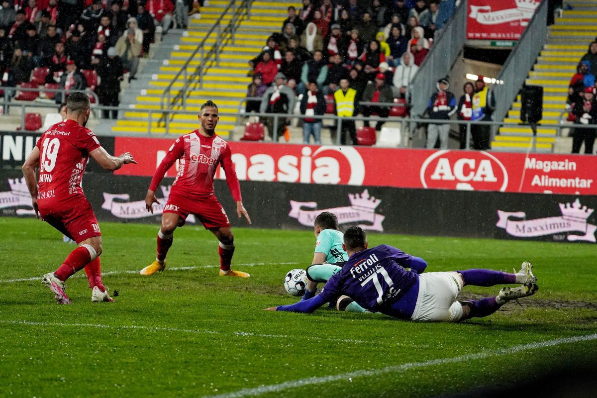 UTA - Rapid 0-2 » Giuleștenii triumfă în „infernul” de la Arad și ajung la 5 victorii cu Mutu pe bancă