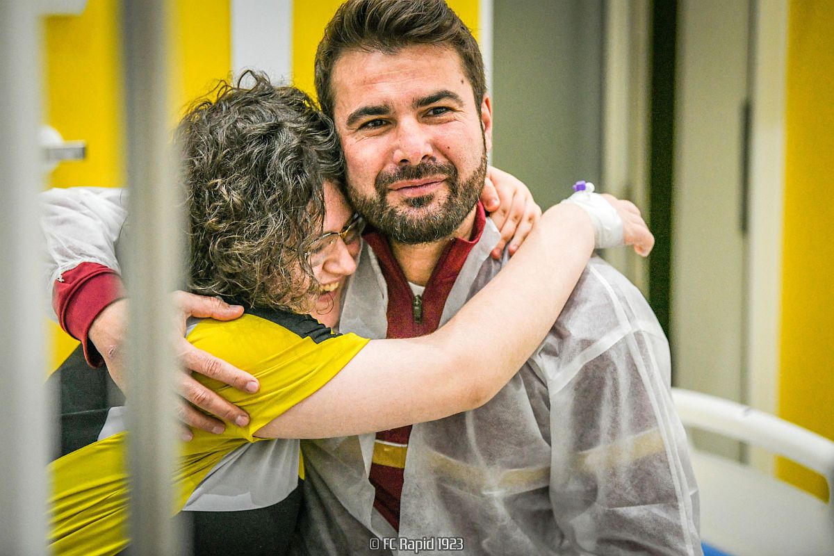 Rapidiștii le-au făcut o bucurie copiilor internați în Spitalul Județean din Arad, în ziua duelului cu UTA