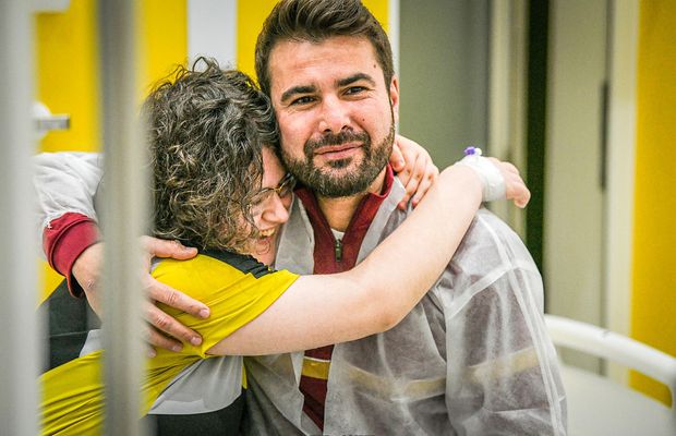 Rapidiștii le-au făcut o bucurie copiilor internați în Spitalul Județean din Arad, în ziua duelului cu UTA