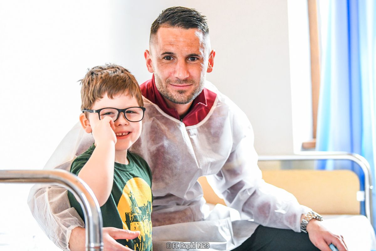 Rapidiștii le-au făcut o bucurie copiilor internați în Spitalul Județean din Arad, în ziua duelului cu UTA