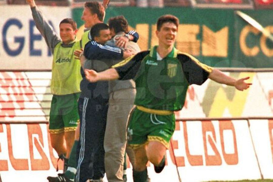 imagine din arhiva GSP din antologia Dinamo - Foresta 4-5 Decizia Pițurcă provocată de lacrimile lui Robert Niță »“ Da, ești un idiot! Ce faci aici?!