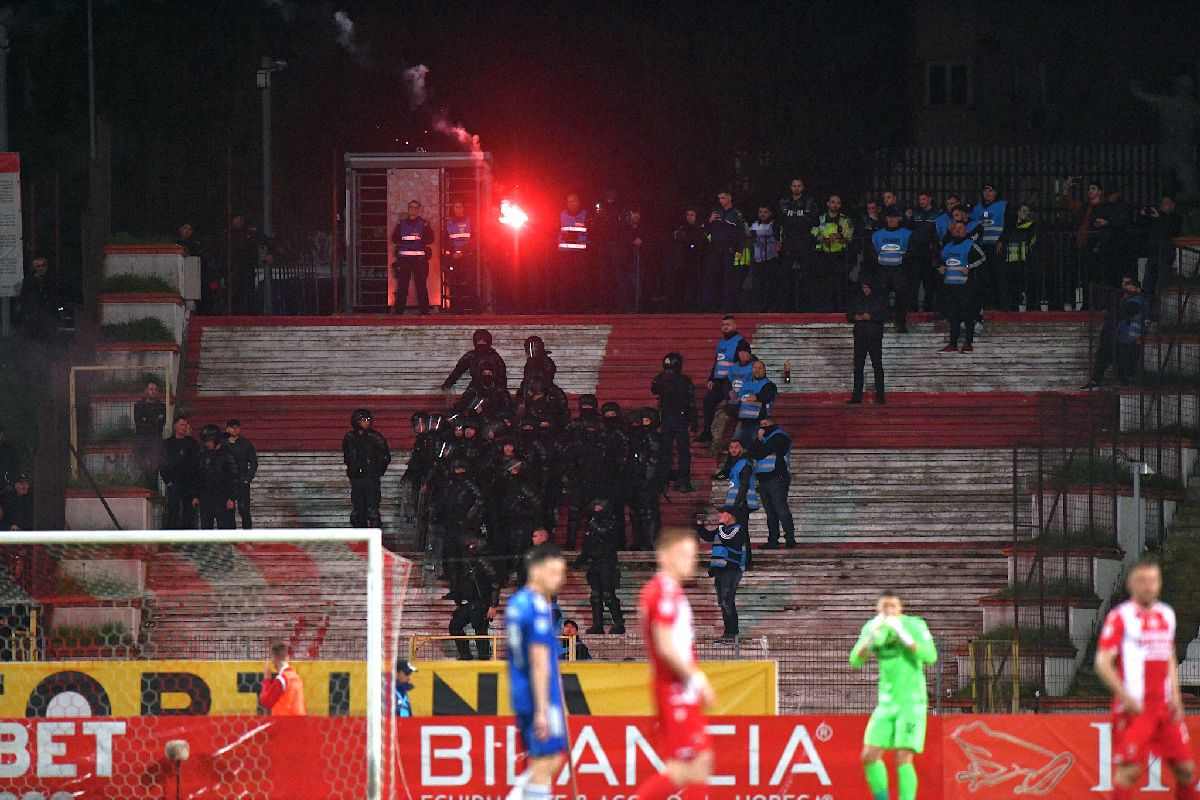 3 lucruri care nu s-au văzut la TV în Dinamo - FCU Craiova: de la ce a pornit altercația în toată regula de pe gazon + mesajele ironice ale galeriilor: „Încă un an în «A» - furat”