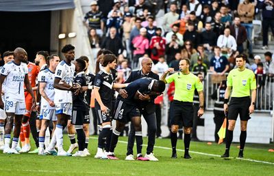 Alexi Pitu, martor la incidente grave la Bordeaux - Bastia. Bătaie pe teren, insulte rasiste, eliminări, amenințări cu poliția!