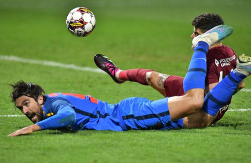 Trei momente controversate au avut loc în prima repriză a derby-ului dintre CFR Cluj și FCSB, din runda cu numărul 3 a play-off-ului SuperLigii.